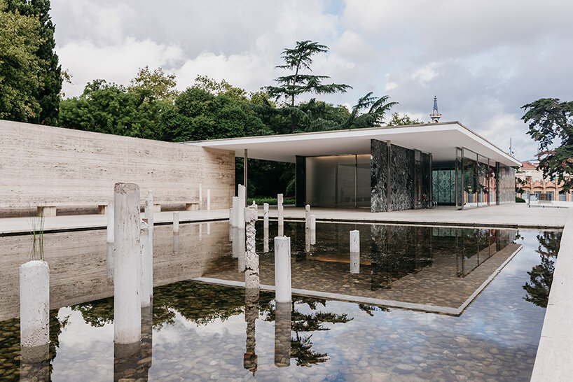 Superficie de escultura de concreto en estanque en el pabellón de Barcelona en Mies van der Rohe