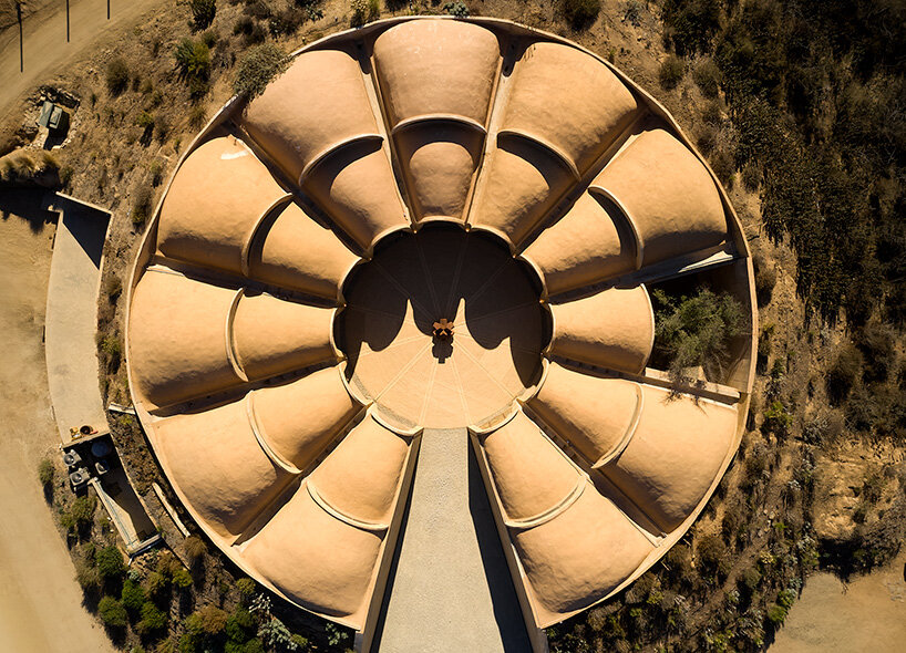 Paredes de concreto Ronda `` pictograma '' bodega alrededor del jardín impulsado por agua de lluvia mexicana
