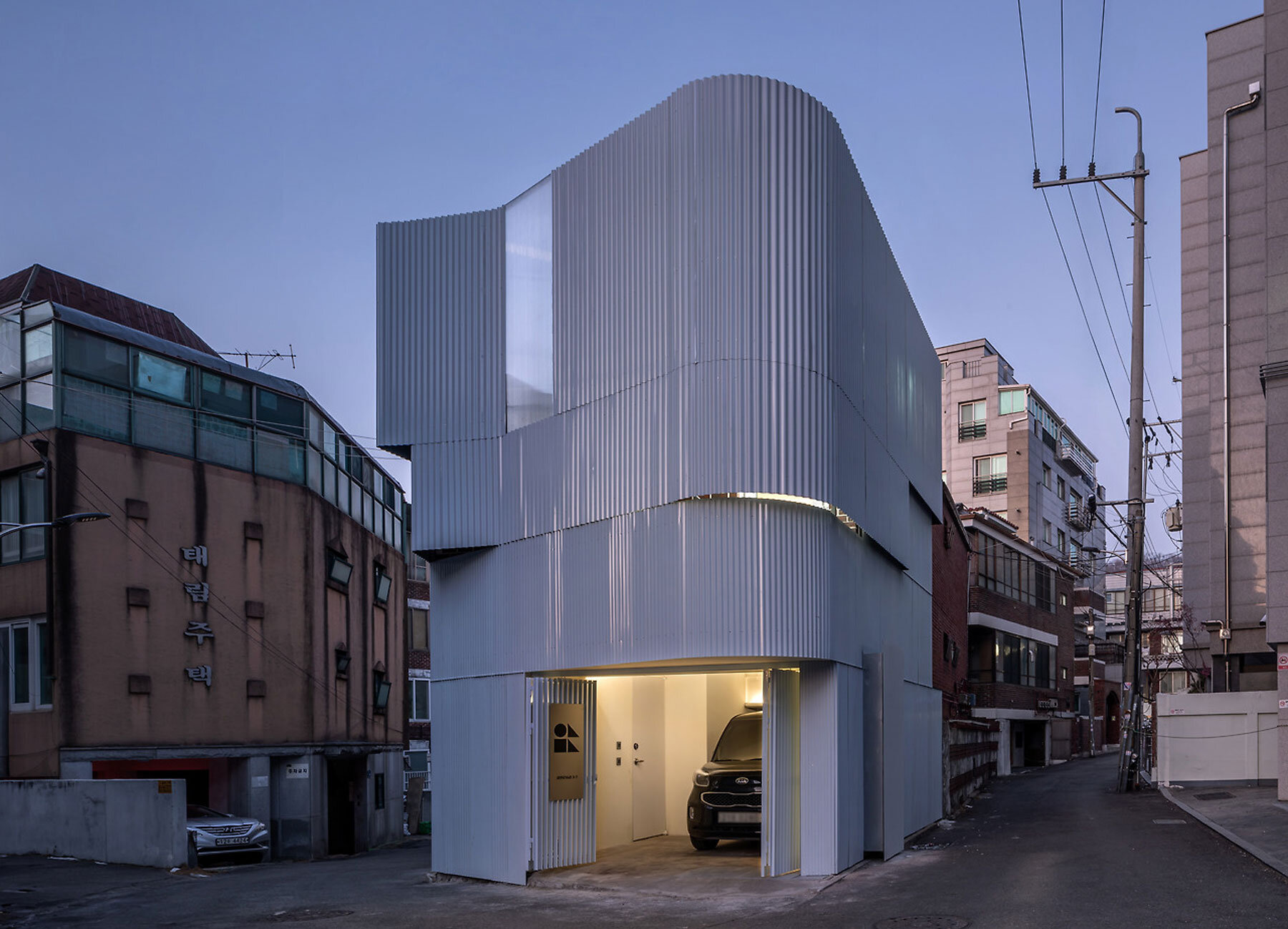 drawing-works-one-house-2-seoul-steel-facade-designboom-1800-2