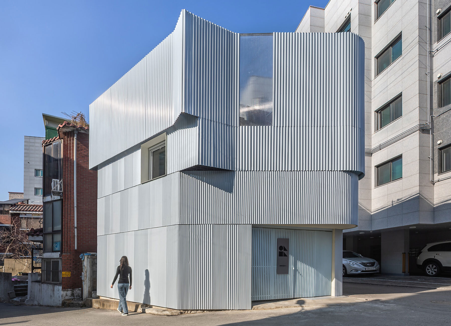 drawing-works-one-house-2-seoul-steel-facade-designboom-1800-3