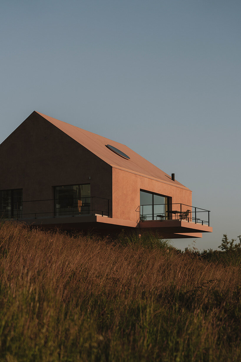 extrastudio suspends holiday residence above the coastal slopes of portugal