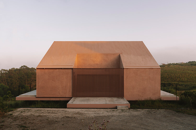 extrastudio suspends holiday residence above the coastal slopes of portugal