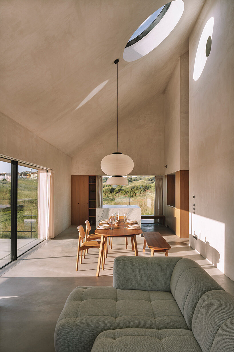 extrastudio suspends holiday residence above the coastal slopes of portugal