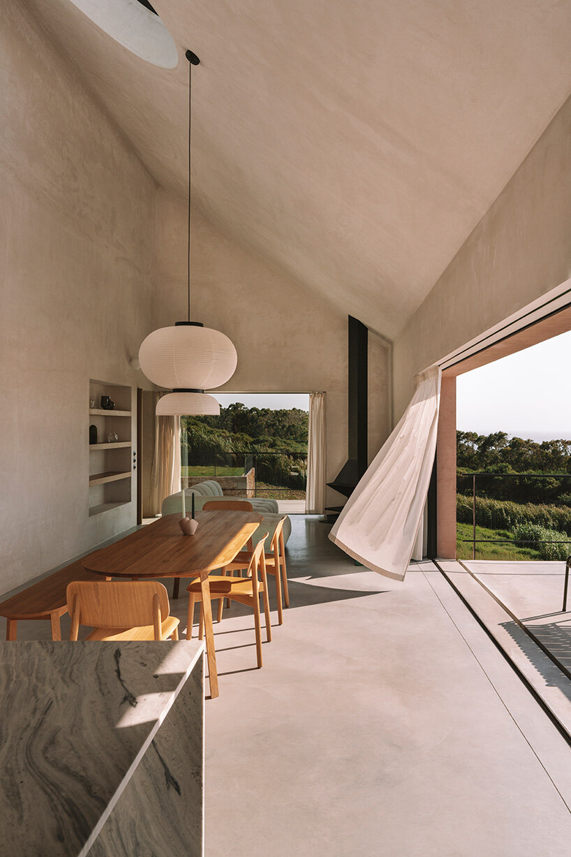 extrastudio suspends holiday residence above the coastal slopes of portugal