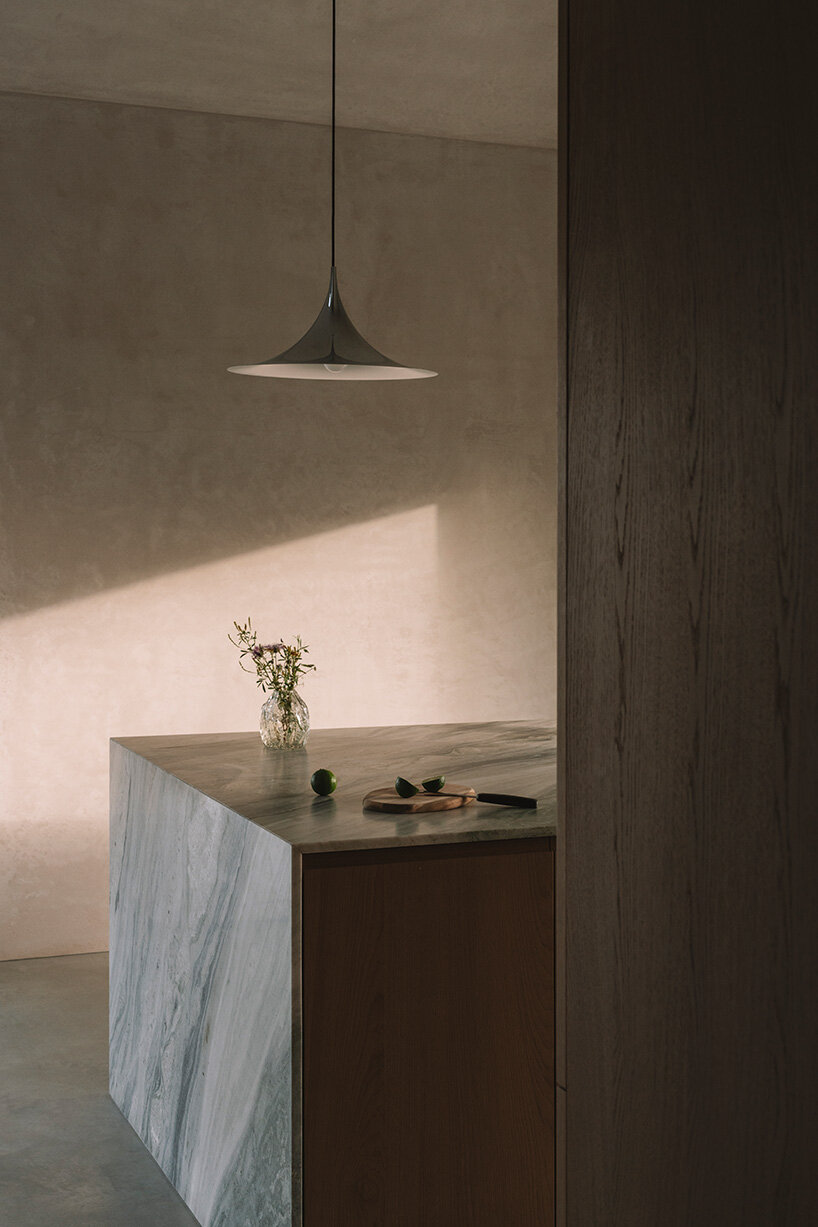 extrastudio suspends holiday residence above the coastal slopes of portugal