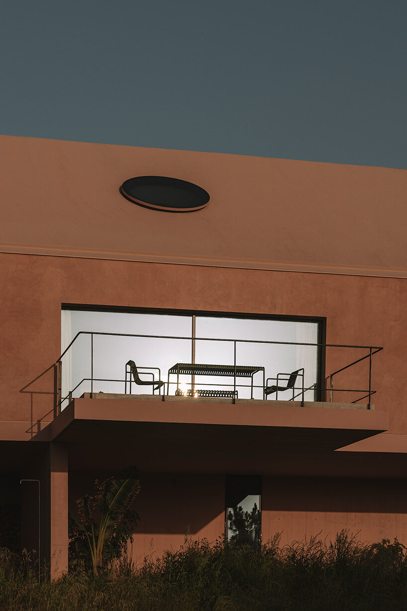 extrastudio suspends holiday residence above the coastal slopes of portugal
