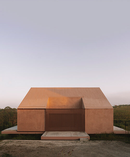 extrastudio suspends holiday residence above the coastal slopes of portugal