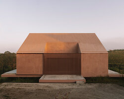 extrastudio suspends holiday residence above the coastal slopes of portugal