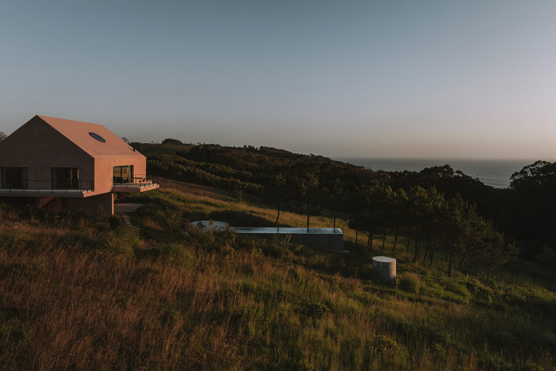 extrastudio-holiday-residence-coastal-slopes-portugal-designboom-large01