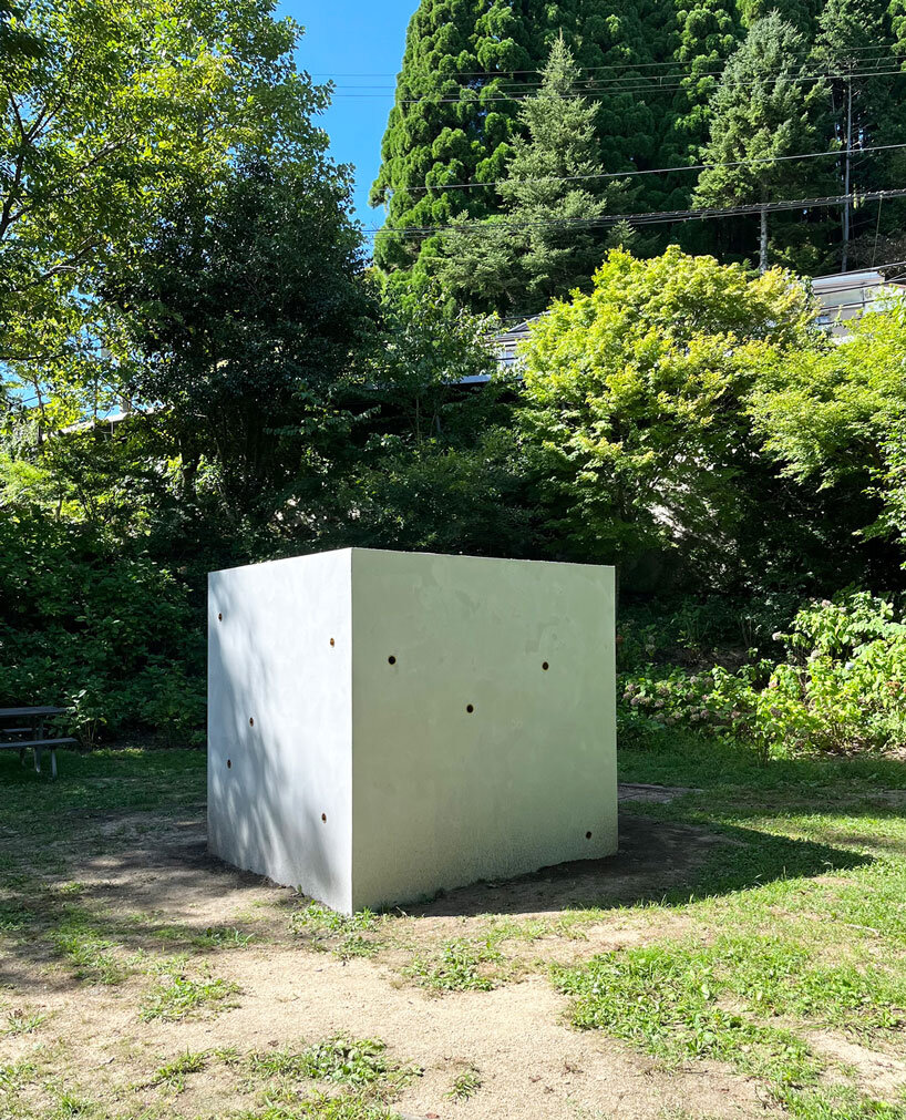 La escultura de cubo de concreto de Géminis enlaces a Rokko y Berlín a través de pequeños agujeros de transmisión de video