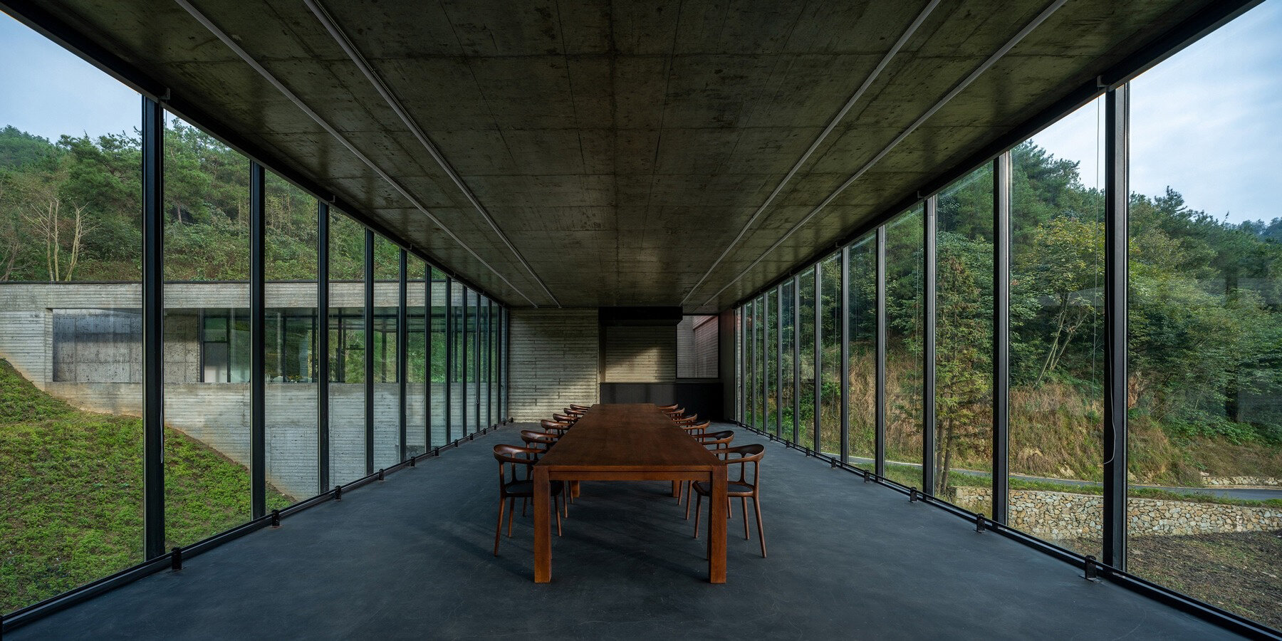 floating-concrete-structure-moguang-studio-anchors-guesthouse-complex-hubei-designboom-full-01