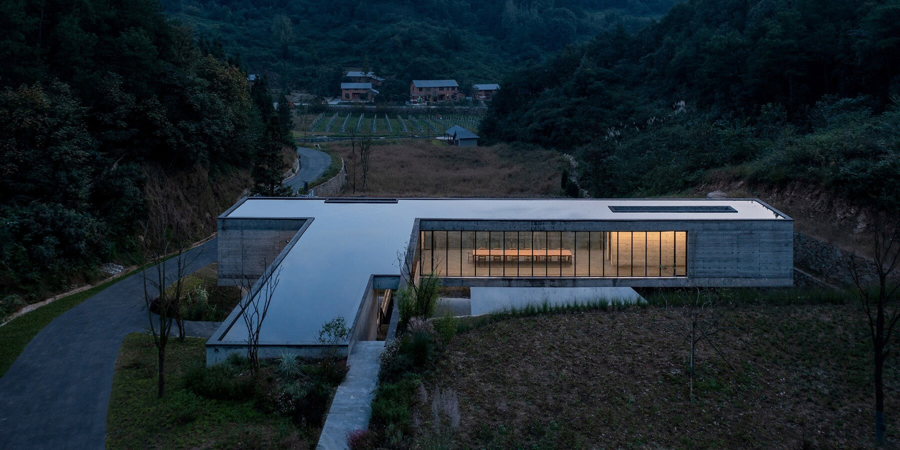 floating-concrete-structure-moguang-studio-anchors-guesthouse-complex-hubei-designboom-full-02