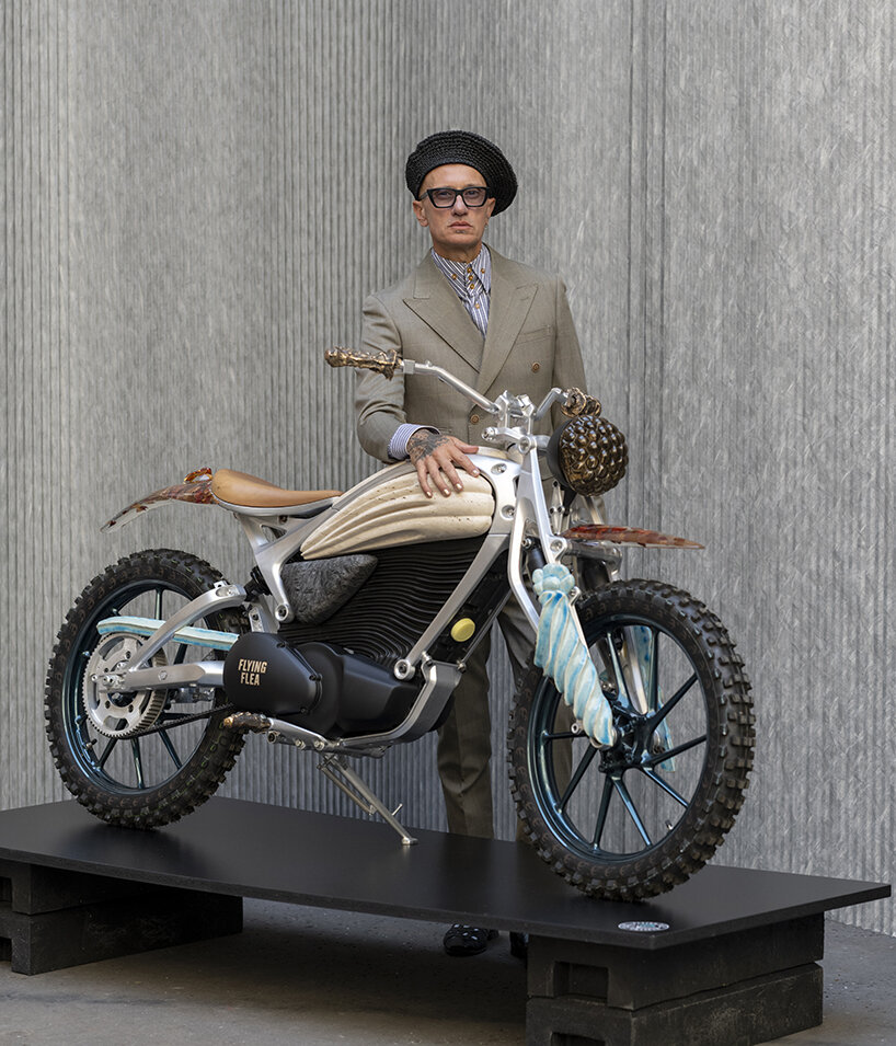 Flying Flea Land en París con paracaídas originales de la década de 1940 y clase magistral de inmersión