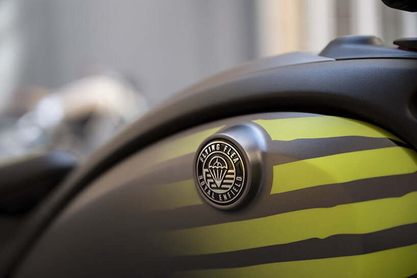 Flying Flea Land en París con paracaídas originales de la década de 1940 y clase magistral de inmersión