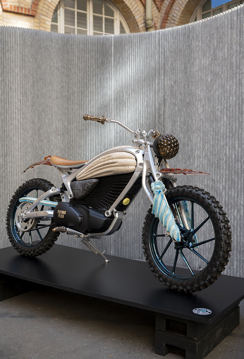 Flying Flea Land en París con paracaídas originales de la década de 1940 y clase magistral de inmersión