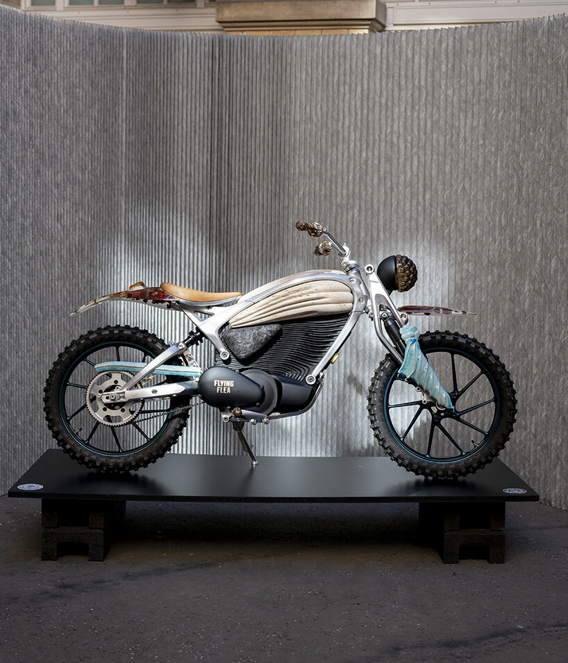 Flying Flea Land en París con paracaídas originales de la década de 1940 y clase magistral de inmersión