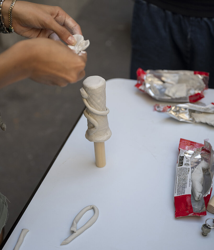 Flying Flea Land en París con paracaídas originales de la década de 1940 y clase magistral de inmersión