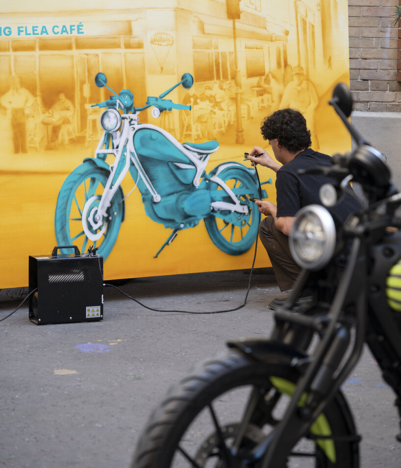 Flying Flea Land en París con paracaídas originales de la década de 1940 y clase magistral de inmersión
