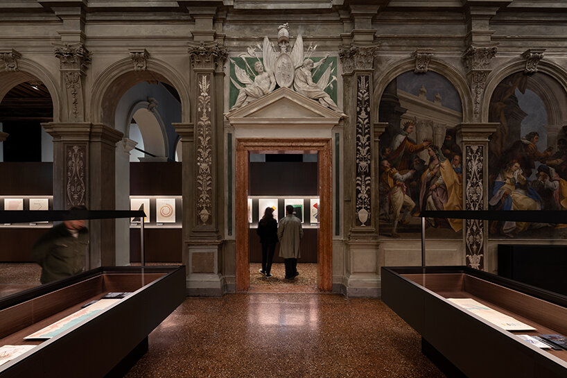 ¿Pueden las líneas y las flechas explicarlo todo? AMO/OMA Explora los gráficos de la Fundación Prada