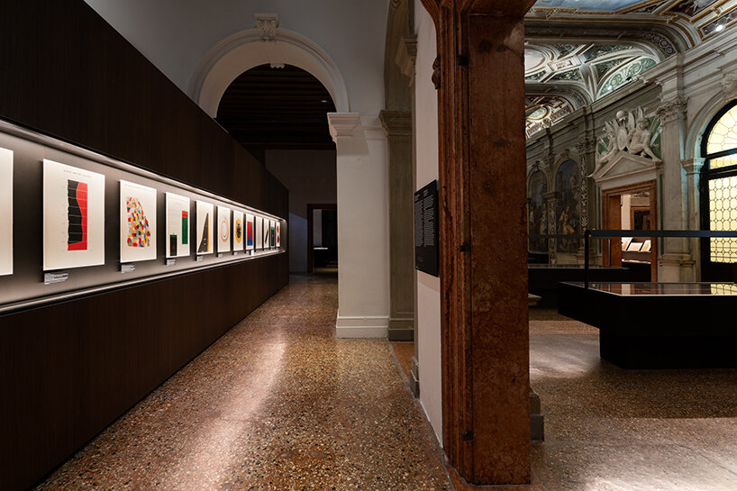 ¿Pueden las líneas y las flechas explicarlo todo? AMO/OMA Explora los gráficos de la Fundación Prada