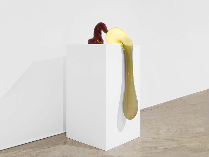 Carmen d'apollonio ilumina a Friedman Benda con vidrio hundido y cerámica hecha a mano