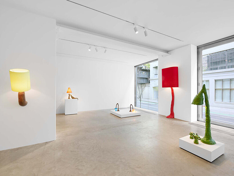 Carmen d'apollonio ilumina a Friedman Benda con vidrio hundido y cerámica hecha a mano