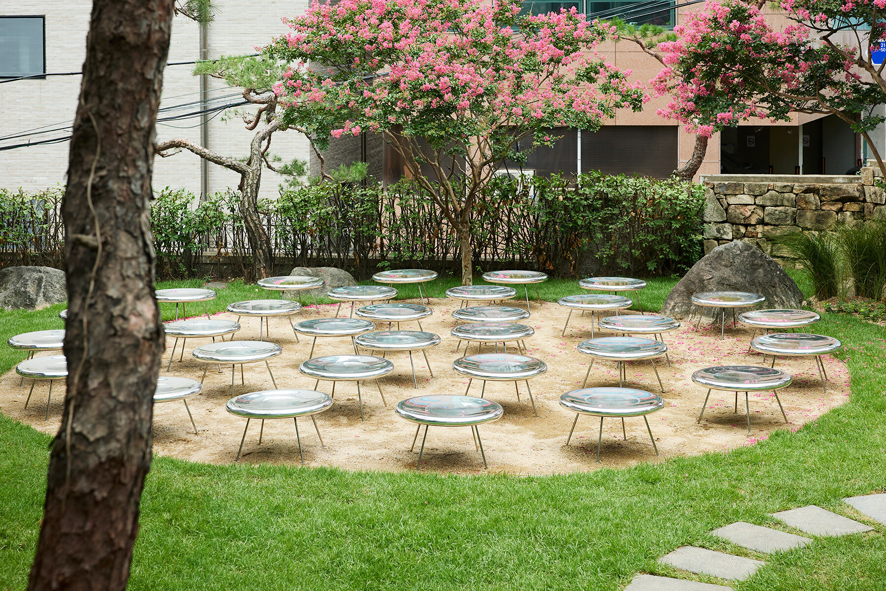 frieze-year-round-exhibition-space-seoul-rain-collecting-garden-installation-sanaa-designboom-large01