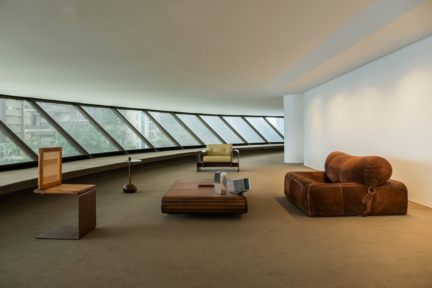 galerie-philia-then-now-brazilian-legacy-oscar-niemeyer-MAC-niteroi-rio-janeiro-designboom-06a