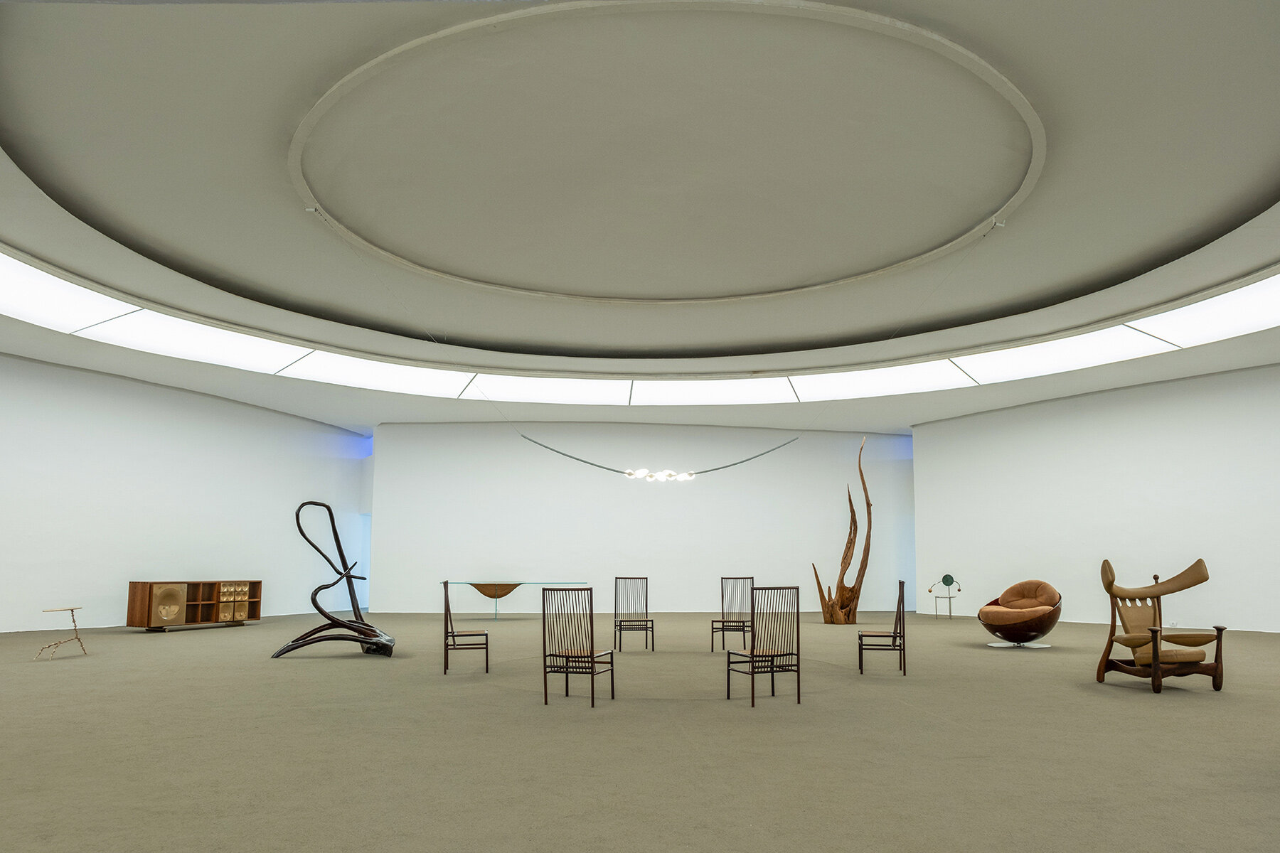 galerie-philia-then-now-brazilian-legacy-oscar-niemeyer-MAC-niteroi-rio-janeiro-designboom-08a