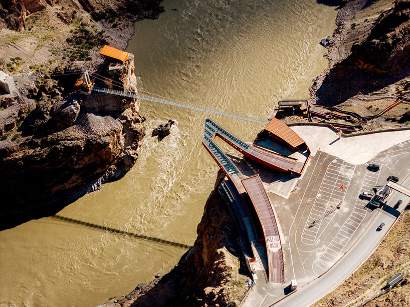 Acera de vidrio en voladizo, la acera de vidrio extraña deambre 130 metros en el cañón del Tíbet