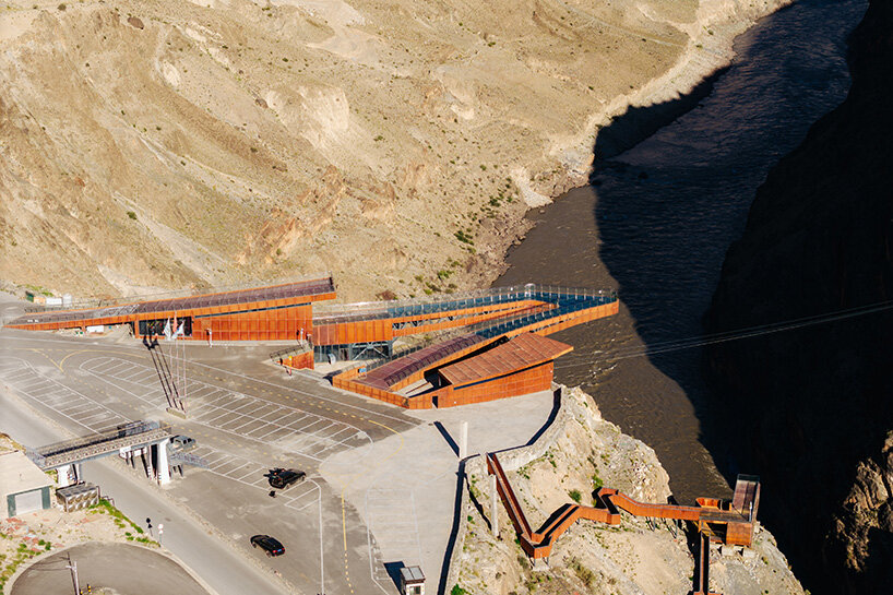 Acera de vidrio en voladizo, la acera de vidrio extraña deambre 130 metros en el cañón del Tíbet
