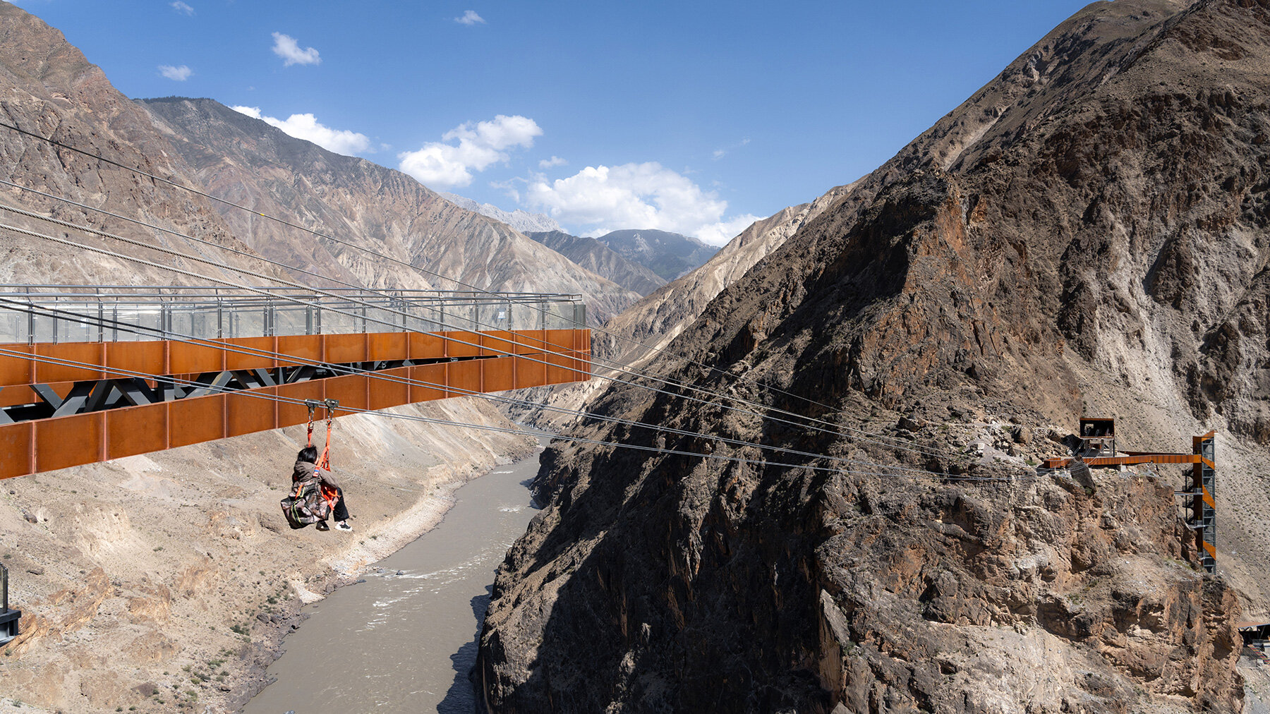 glass-skywalk-archermit-130-meters-tibet-nujiang-canyon-designboom-large01