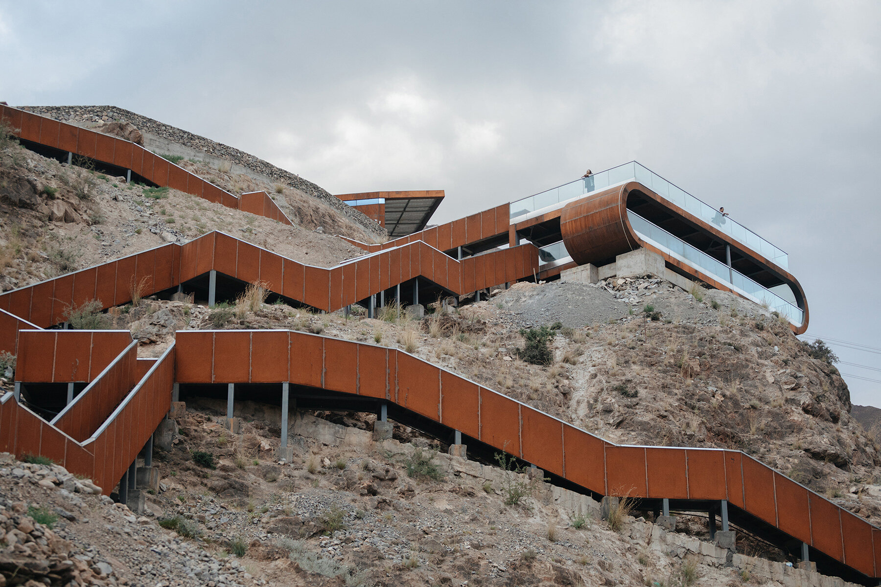 glass-skywalk-archermit-130-meters-tibet-nujiang-canyon-designboom-large02
