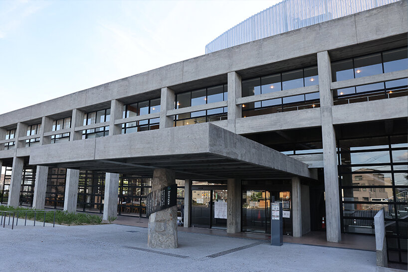 Huscunson revitaliza el ayuntamiento modernista a hoteles boutique y bibliotecas públicas en Japón