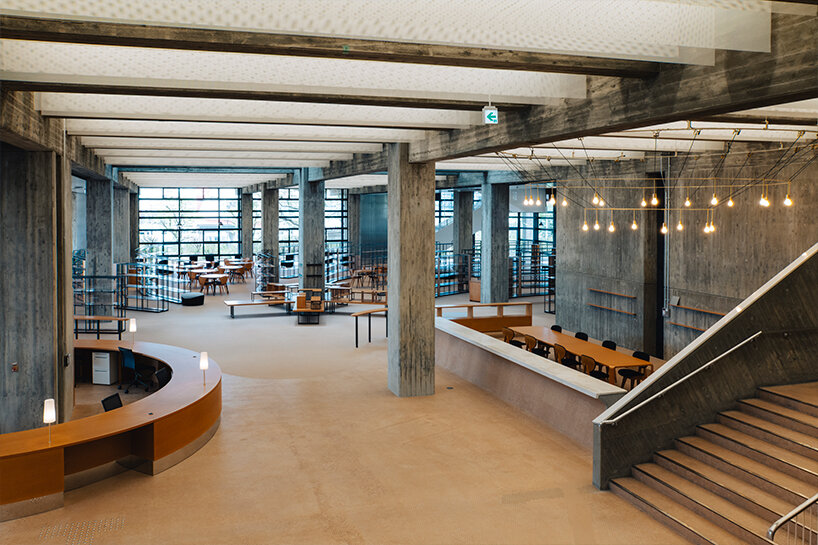 Huscunson revitaliza el ayuntamiento modernista a hoteles boutique y bibliotecas públicas en Japón