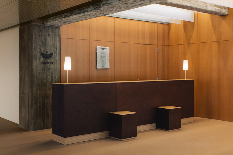 Huscunson revitaliza el ayuntamiento modernista a hoteles boutique y bibliotecas públicas en Japón