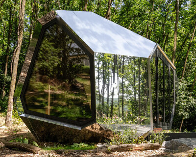 hello wood crafts PEBL grand, a rotatable and modular timber-made cabin with mirror facade