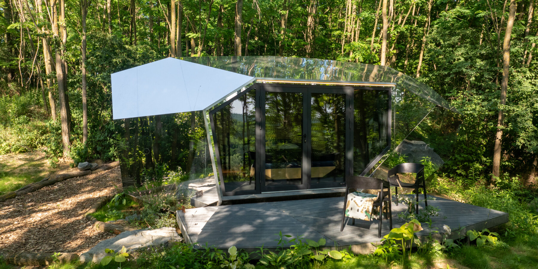 hello-wood-PEBL-grand-rotatable-modular-wooden-cabin-mirror-facade-designboom-ban