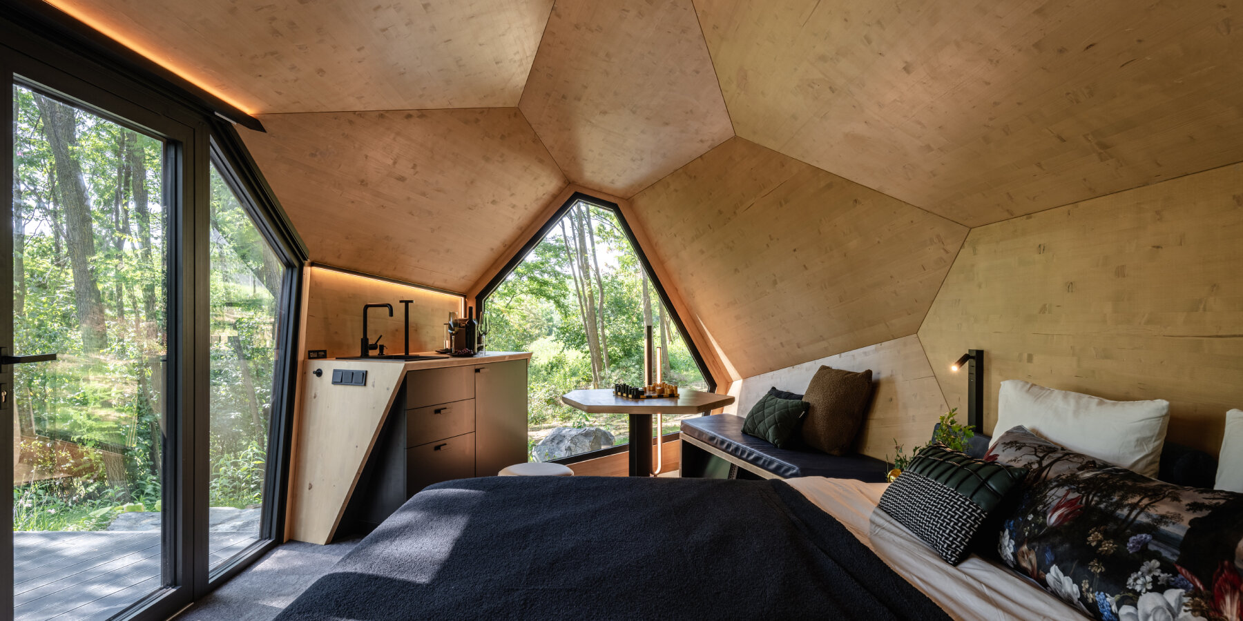 hello-wood-PEBL-grand-rotatable-modular-wooden-cabin-mirror-facade-designboom-ban2