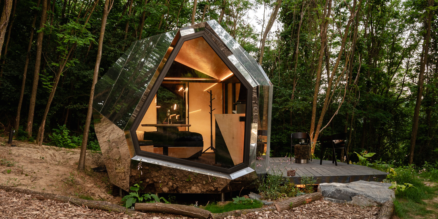 hello-wood-PEBL-grand-rotatable-modular-wooden-cabin-mirror-facade-designboom-ban3