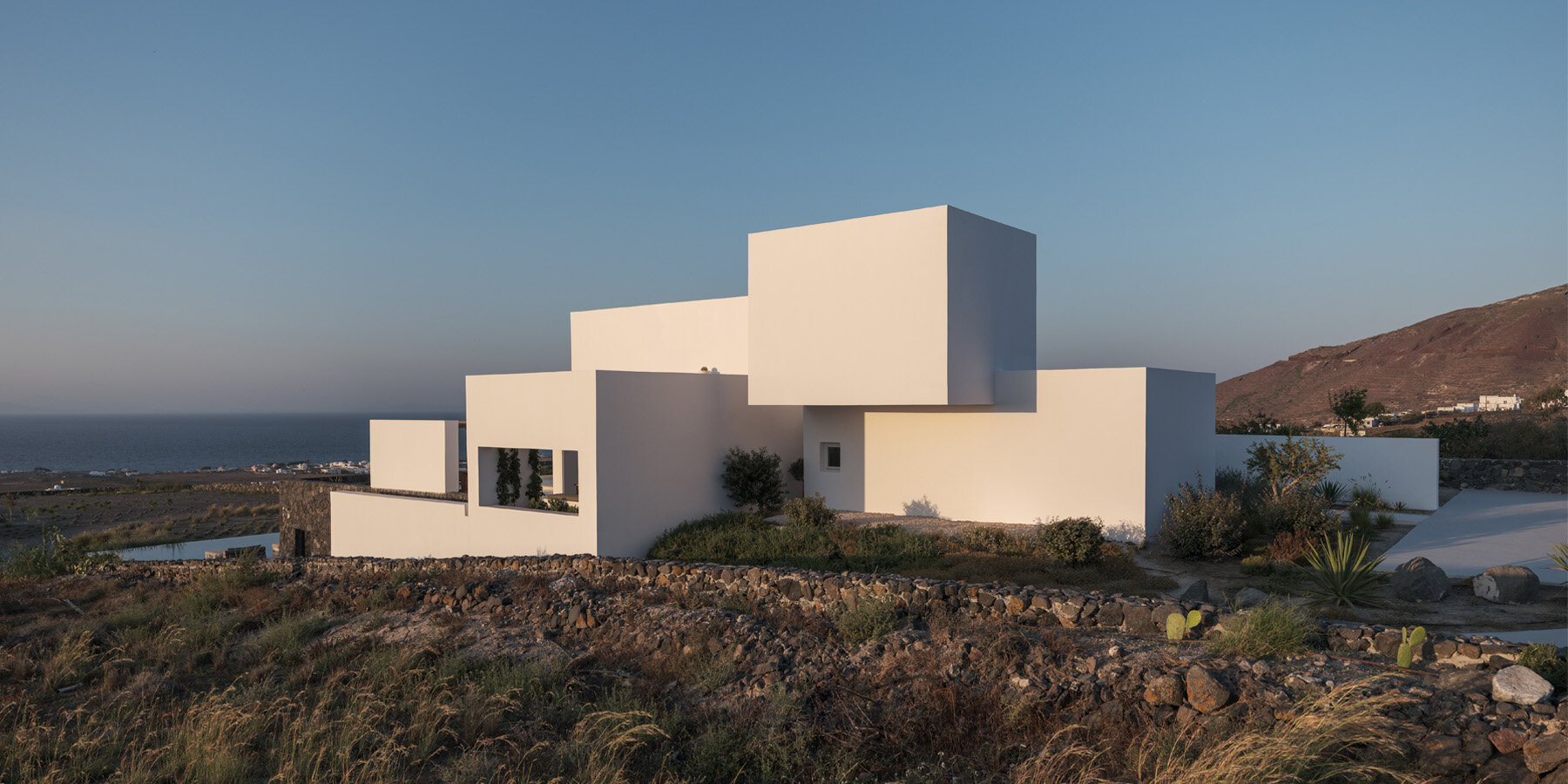 house-oia-santorini-greece-kapsimalis-architects-designboom-1800-2