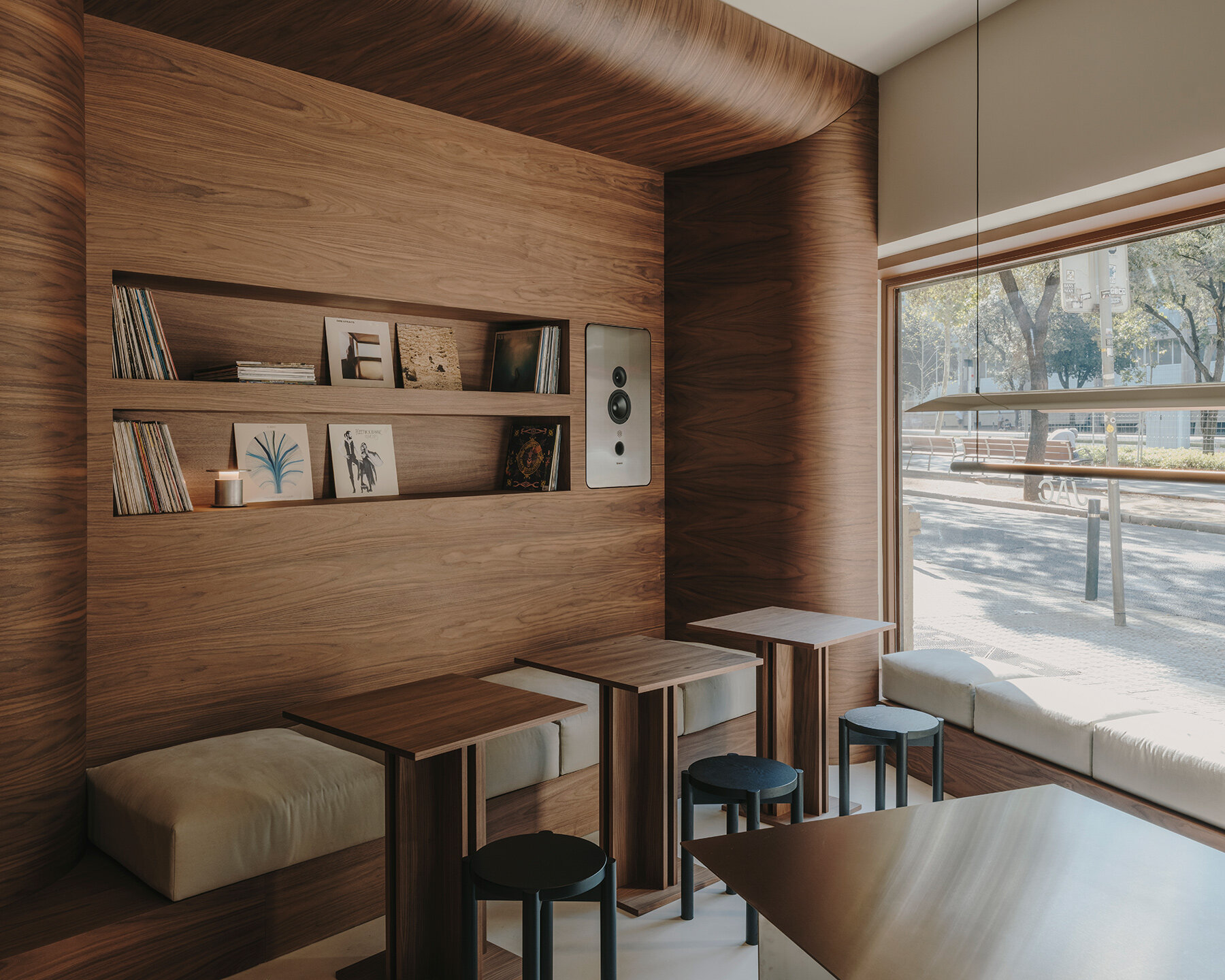isern-serra-jac-hifi-cafe-barcelona-catalonia-salva-lopez-designboom-08a