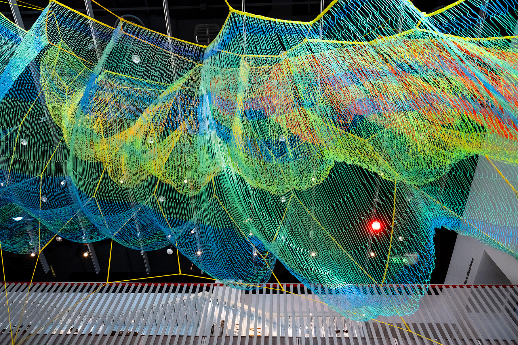 janet-echelman-MIT-museum-remembering-future-designboom-08a