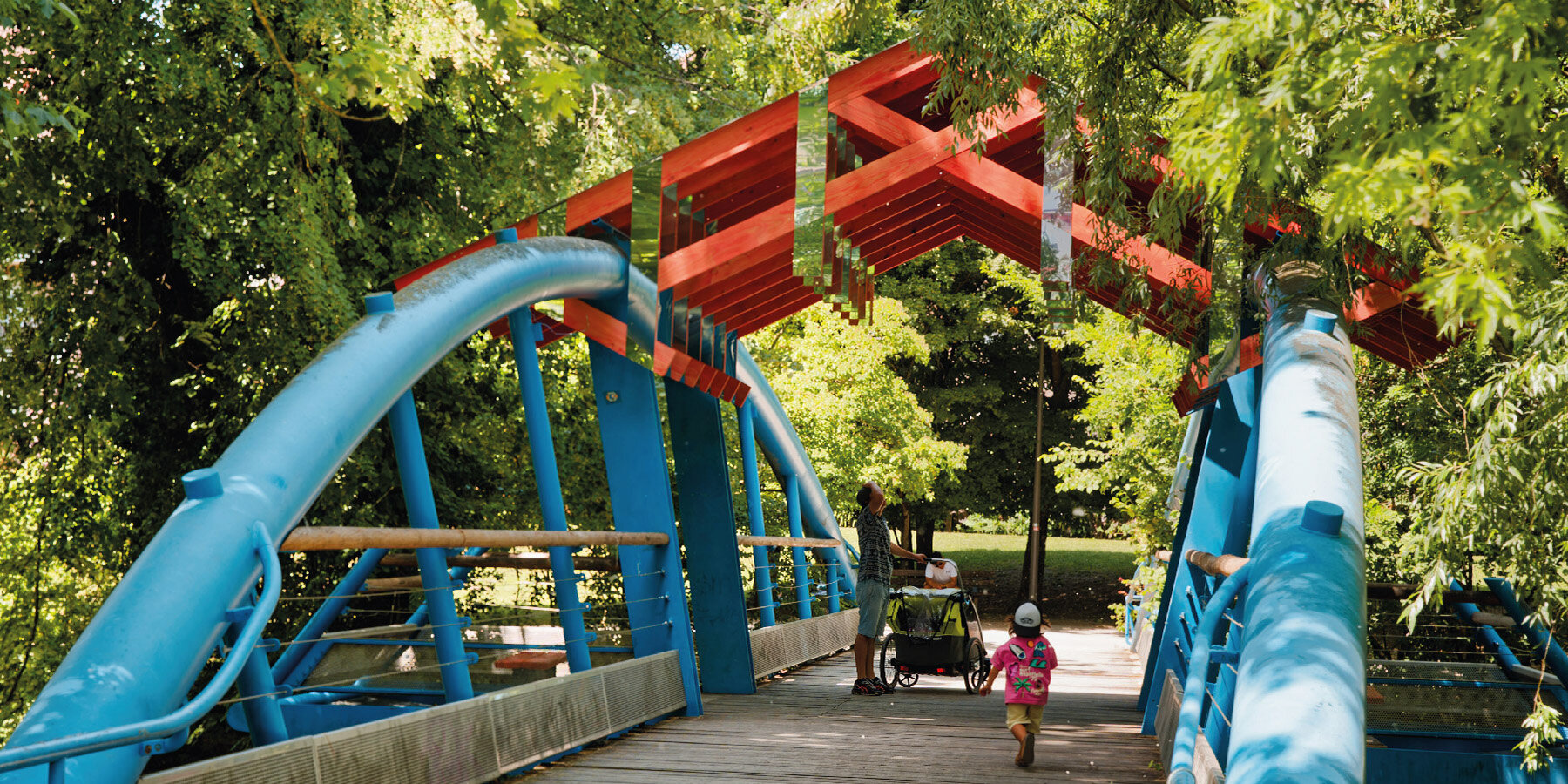 kapia-installation-grriz-footbridge-river-annecy-france-designboom-1800-3