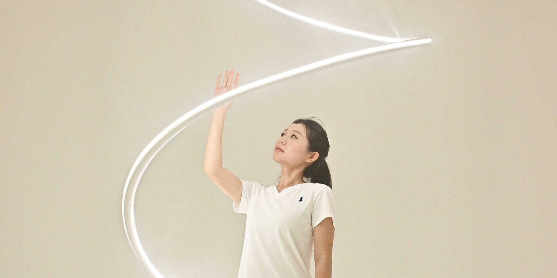 karolina-halatek-ascent-qingdao-lancome-spiral-mist-light-installation-designboom-1800-2