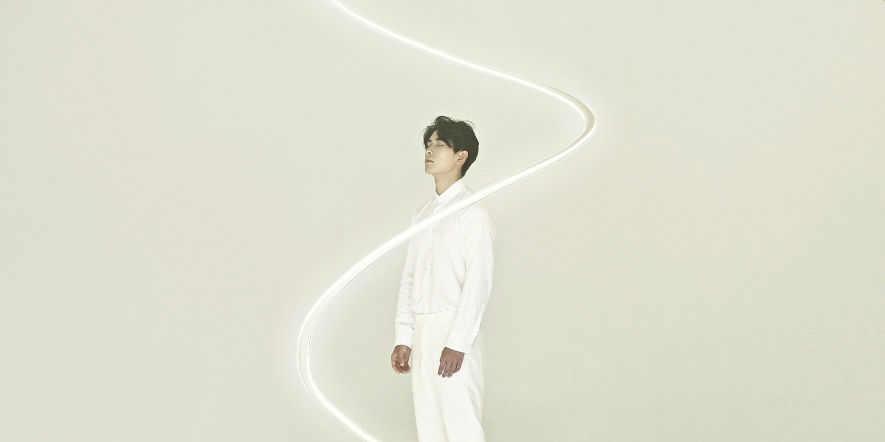 karolina-halatek-ascent-qingdao-lancome-spiral-mist-light-installation-designboom-1800-3