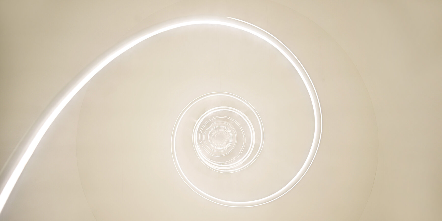 karolina-halatek-ascent-qingdao-lancome-spiral-mist-light-installation-designboom-1800-4