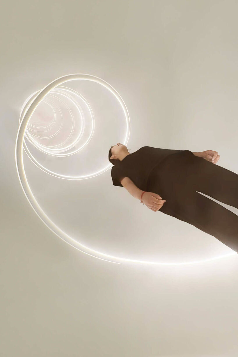 Karolina Haratek proporciona a Lancôme una instalación espiral a gran escala de niebla y luz