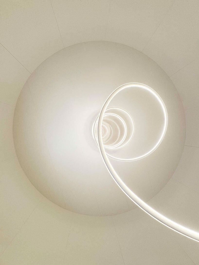 Karolina Haratek proporciona a Lancôme una instalación espiral a gran escala de niebla y luz