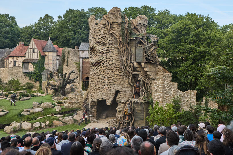 kinetic sculpture outlines moving face onto tower's stonework in french theme park